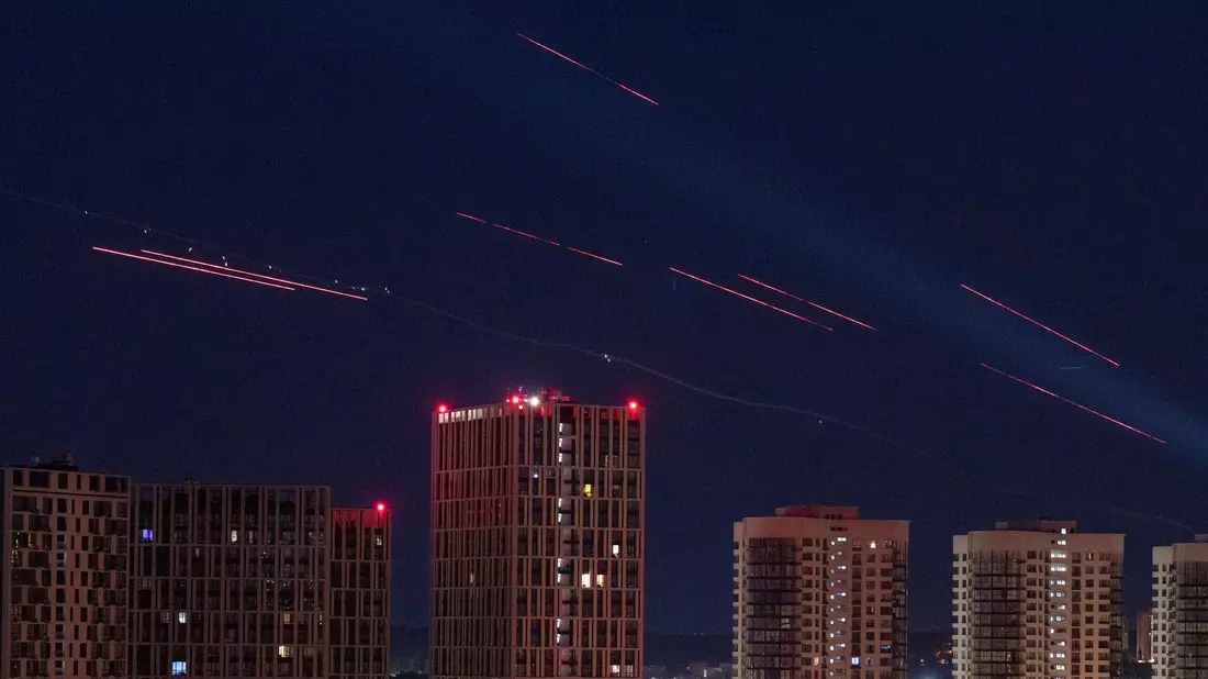 Zahlreiche ukrainische Luftabwehrraketen fangen eine Drohne über der Hauptstadt Kiew ab. - Bild: Evgeniy Maloletka/AP