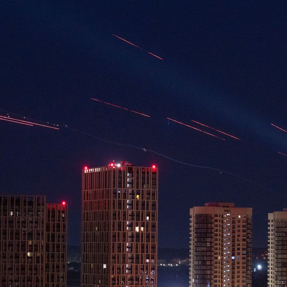Russischer Raketenangriff auf Kiew - Foto: Evgeniy Maloletka/AP