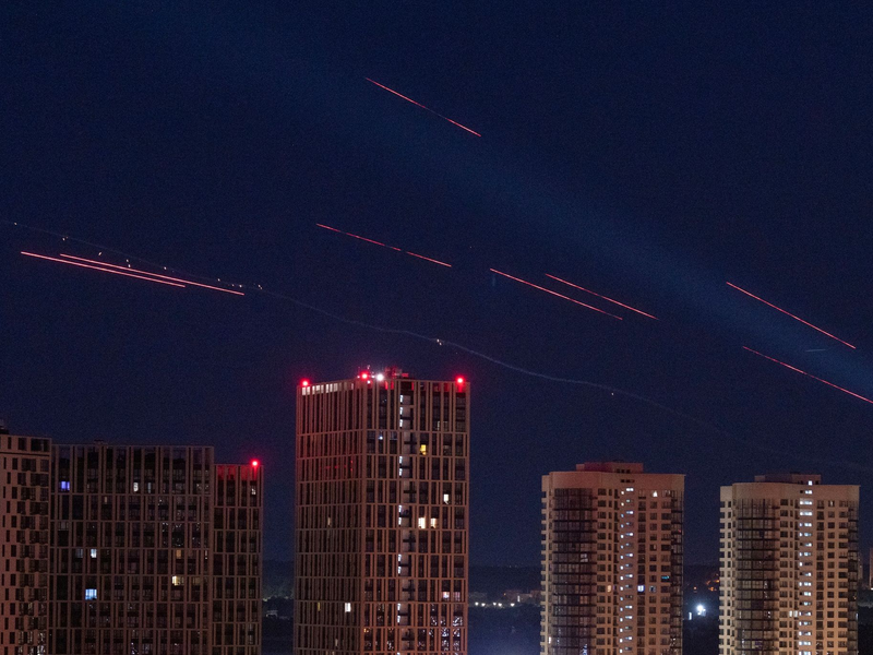 Russischer Raketenangriff auf Kiew - Foto: Evgeniy Maloletka/AP