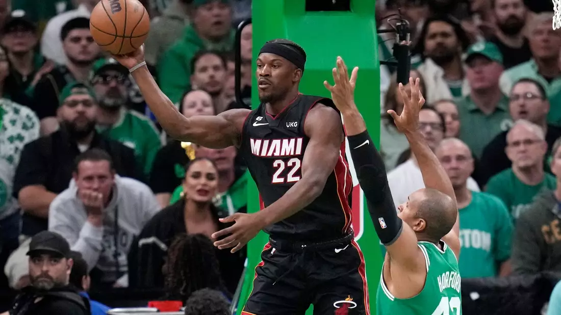 Jimmy Butler (l) von Miami Heat in Aktion mit Al Horford von den Boston Celtics. - Bild: Charles Krupa/AP