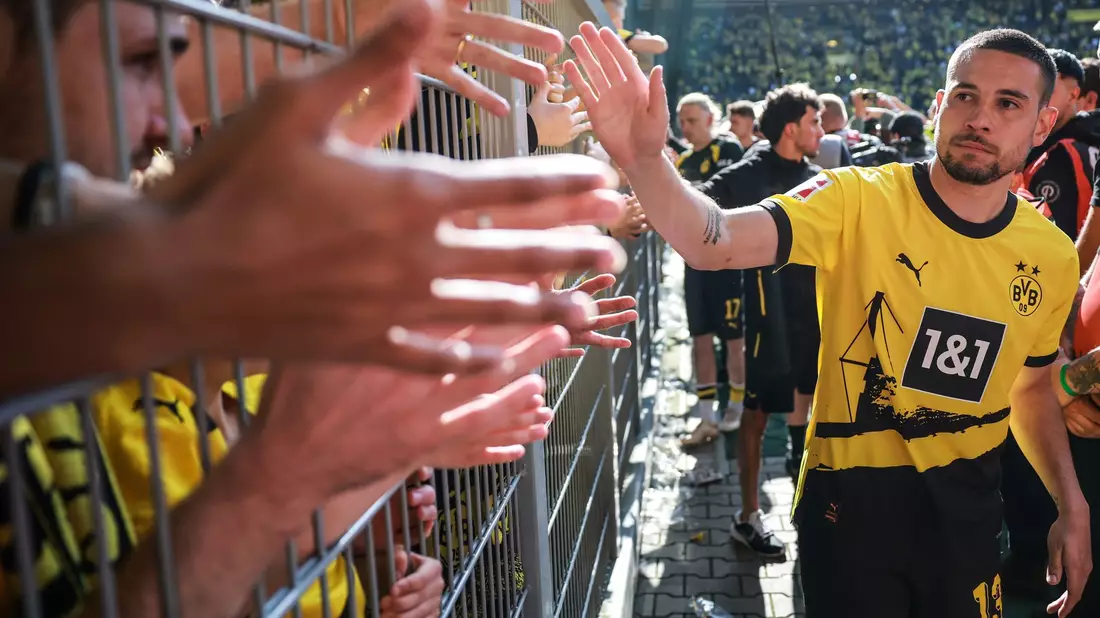 Verlässt den BVB: Raphael Guerreiro. - Bild: Christian Charisius/dpa