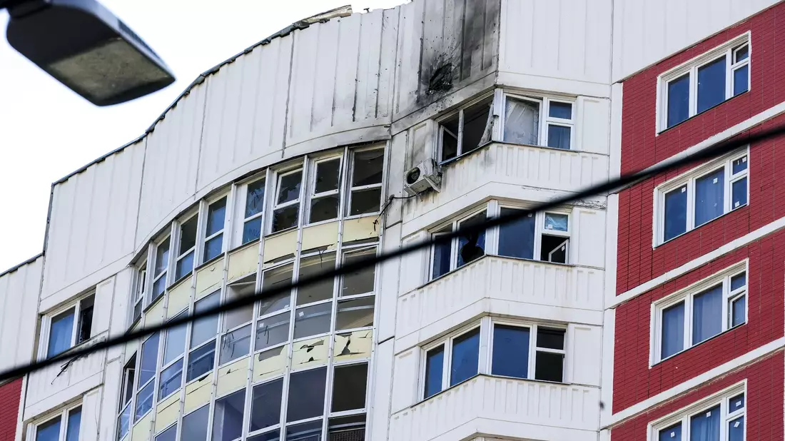 Ein Wohnhaus, das Berichten zufolge durch eine ukrainische Drohne beschädigt wurde. - Bild: Uncredited/AP