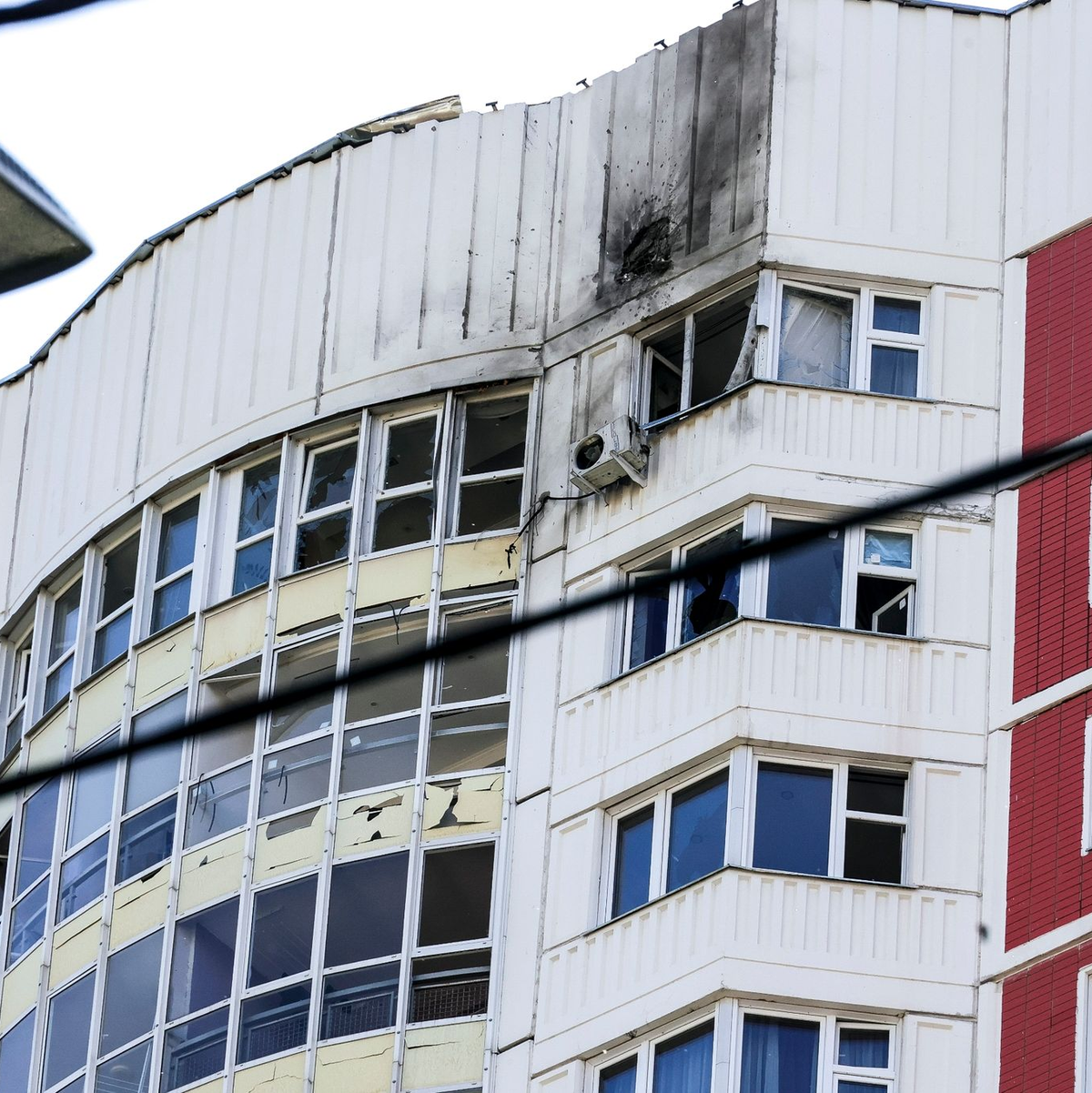 Die Polizei sperrt einen Bereich ab, in dem Ermittler Teile einer ukrainischen Drohne einsammeln, die Berichten zufolge ein Wohnhaus beschädigt hat. - Foto: Uncredited/AP