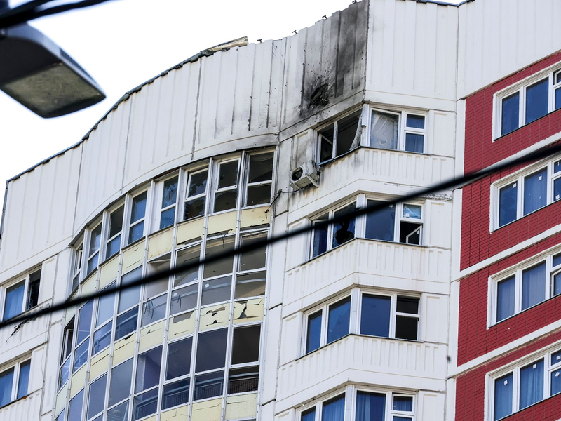 Schäden an einem Hochhaus im Wolkenkratzerviertel Moskwa City (Archivbild). Die russische Luftabwehr musste in der Vergangenheit bereits mehrfach ukrainische Drohnenangriffe über Moskau abwehren. - Foto: Uncredited/AP
