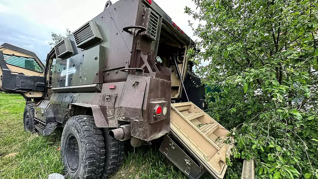 Auf diesem vom Telegrammkanal des Gouverneurs der Region Belgorod veröffentlichten Handout-Foto ist ein beschädigtes Militärfahrzeug zu sehen. - Bild: Uncredited/Belgorod region governor Vyacheslav Gladkov telegram channel/AP