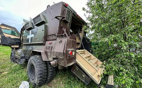 Auf diesem vom Telegrammkanal des Gouverneurs der Region Belgorod veröffentlichten Handout-Foto ist ein beschädigtes Militärfahrzeug zu sehen. - Foto: Uncredited/Belgorod region governor Vyacheslav Gladkov telegram channel/AP