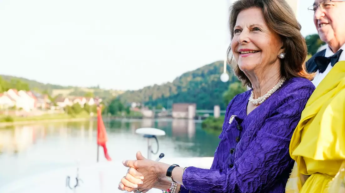 Königin Silvia von Schweden auf einem Boot auf dem Neckar vor Heidelberg. - Bild: Uwe Anspach/dpa
