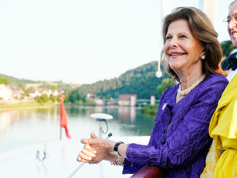 Königin Silvia von Schweden auf einem Boot auf dem Neckar vor Heidelberg. - Foto: Uwe Anspach/dpa