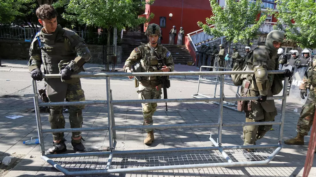 KFOR-Soldaten errichten einen Sicherheitszaun nach den gestrigen Zusammenstößen zwischen ethnischen Serben und Truppen der NATO-geführten KFOR-Friedenstruppe. - Bild: Bojan Slavkovic/AP