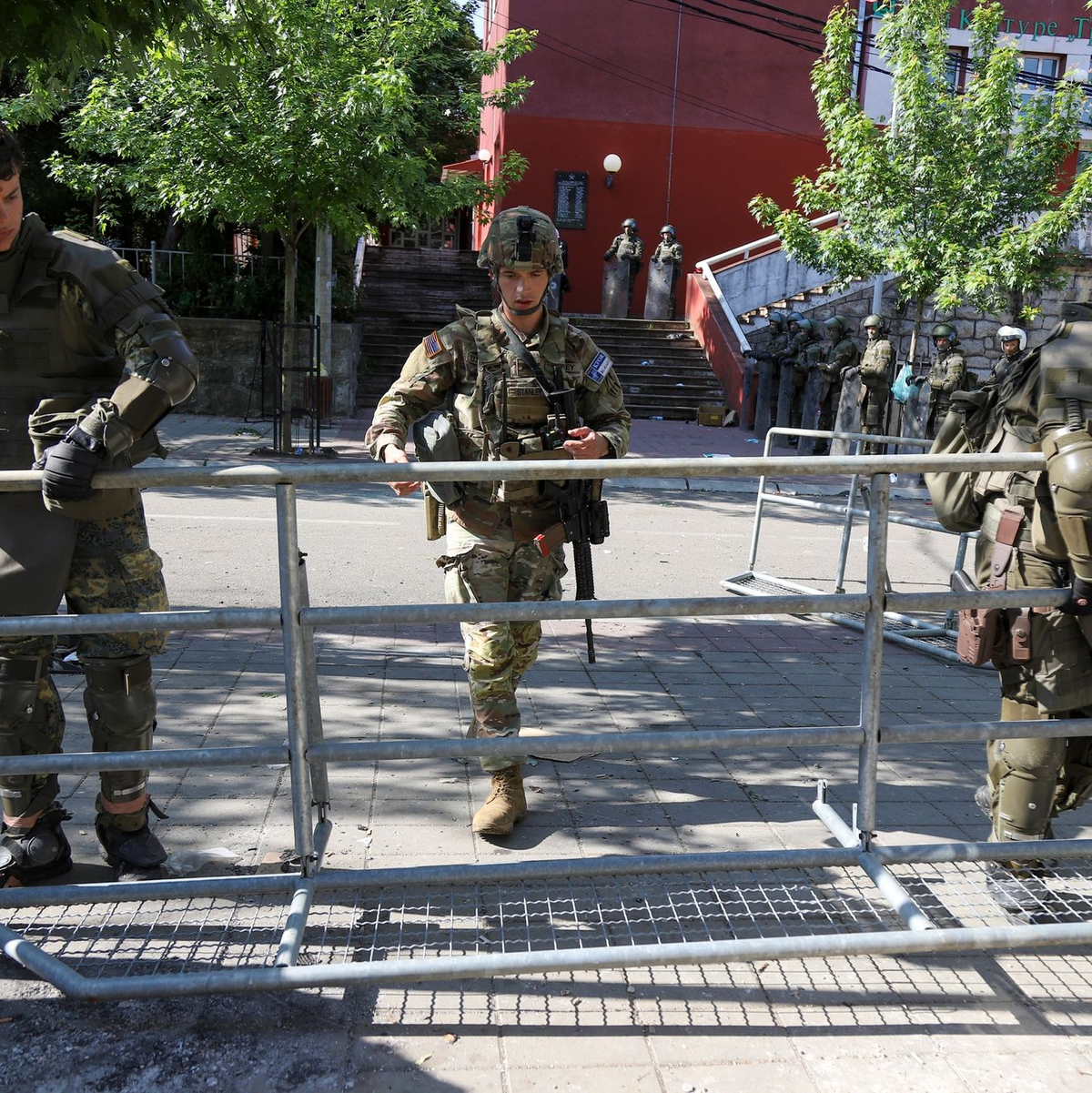 KFOR-Soldaten errichten einen Sicherheitszaun nach den gestrigen Zusammenstößen zwischen ethnischen Serben und Truppen der NATO-geführten KFOR-Friedenstruppe. - Foto: Bojan Slavkovic/AP