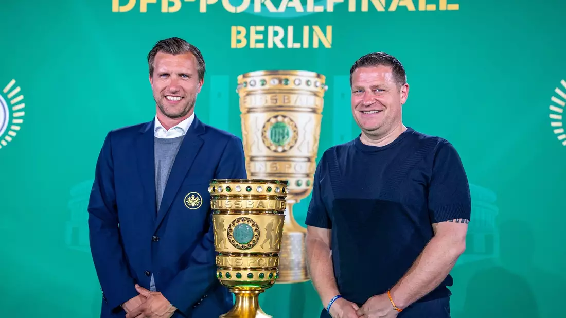 Treffen in Berlin im Pokalfinale aufeinander: Frankfurts Markus Krösche (l) und sein Leipziger Gegenüber Max Eberl. - Bild: Andreas Gora/dpa