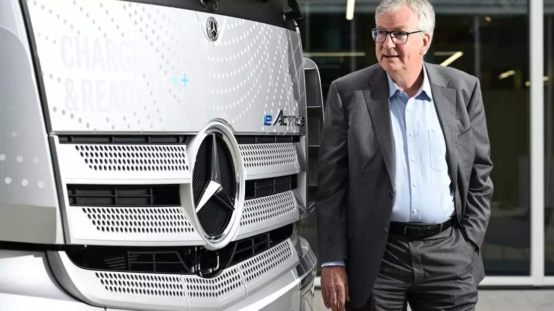 Martin Daum, der Vorstandsvorsitzende des Nutzfahrzeugherstellers Daimler Truck, vor einem eActros Lastwagen. - Bild: Bernd Weißbrod/dpa