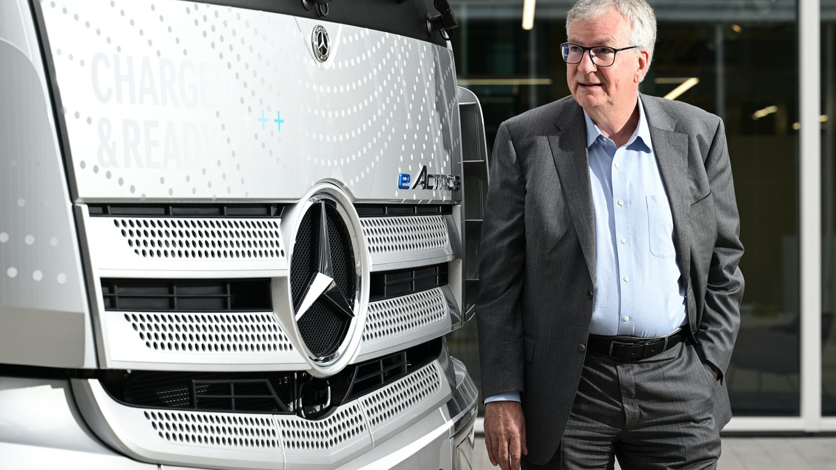 Martin Daum, der Vorstandsvorsitzende des Nutzfahrzeugherstellers Daimler Truck, vor einem eActros Lastwagen. - Foto: Bernd Weißbrod/dpa