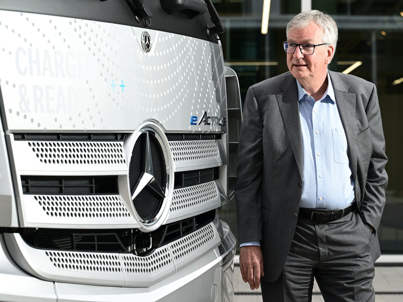 Martin Daum, der Vorstandsvorsitzende des Nutzfahrzeugherstellers Daimler Truck, vor einem eActros Lastwagen. - Foto: Bernd Weißbrod/dpa