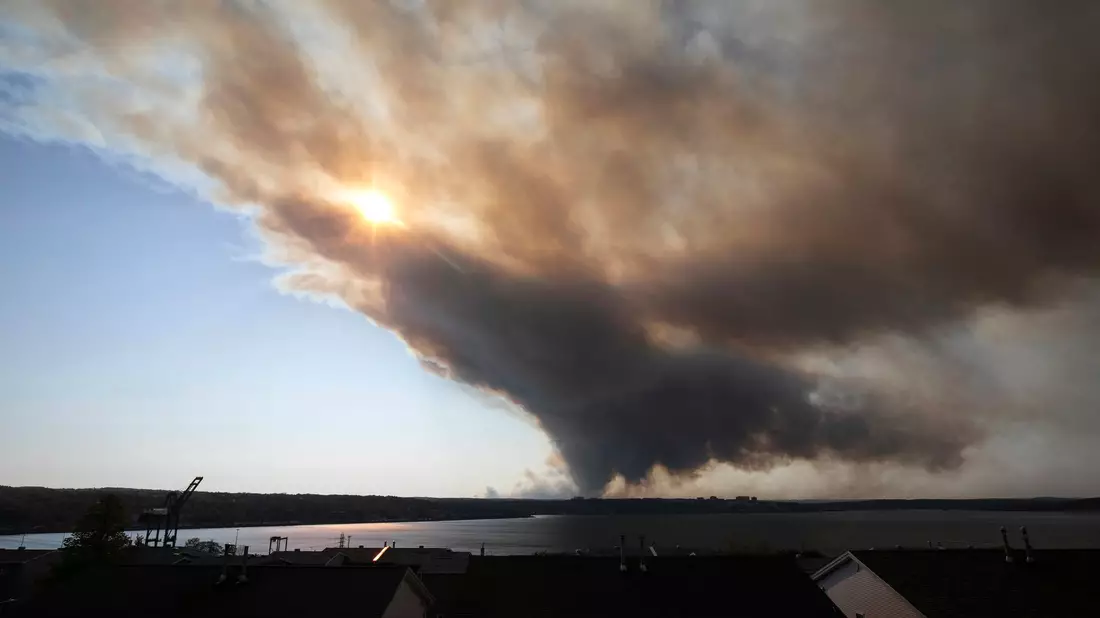 Rauchschwaden steigen über der kanadischen Provinz Nova Scotia auf. - Bild: Kelly Clark/The Canadian Press/AP/dpa