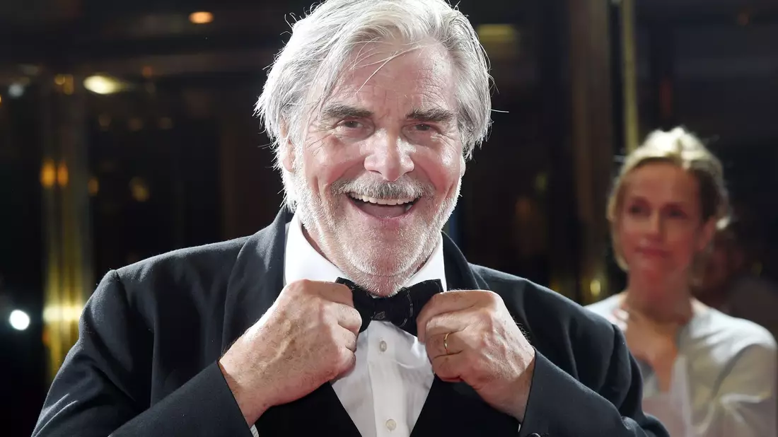 Der Schauspieler Peter Simonischek kommt zum Eröffnungsempfang des Filmfests München zum Hotel Bayerischer Hof (2016). - Bild: Tobias Hase/dpa