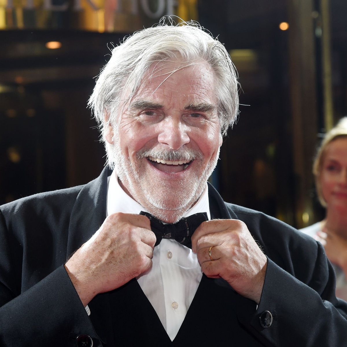 Der Schauspieler Peter Simonischek kommt zum Eröffnungsempfang des Filmfests München zum Hotel Bayerischer Hof (2016). - Foto: Tobias Hase/dpa