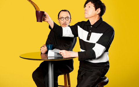Die Brüder Ron (l) und Russell Mael legen ihr neues Album «The Girl Is Crying In Her Latte» vor. - Foto: Munachi Osegbu/Island Records/Universal Music/dpa