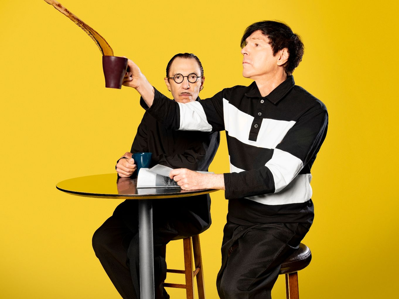 Die Brüder Ron (l) und Russell Mael legen ihr neues Album «The Girl Is Crying In Her Latte» vor. - Foto: Munachi Osegbu/Island Records/Universal Music/dpa