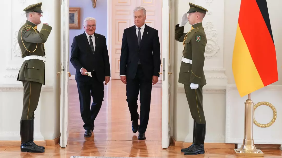 Bundespräsident Frank-Walter Steinmeier (l) und Litauens Präsident Gitanas Nauseda kommen zu einer gemeinsamen Pressekonferenz. - Bild: Soeren Stache/dpa