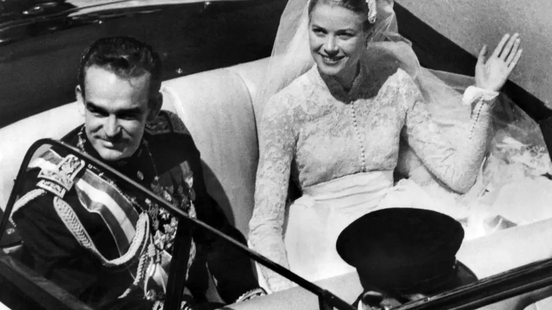 Fürst Rainier III. von Monaco und seine Braut, die US-amerikanische Filmschauspielerin Grace Kelly nach ihrer Hochzeit in Monte Carlo. - Bild: UPI/dpa