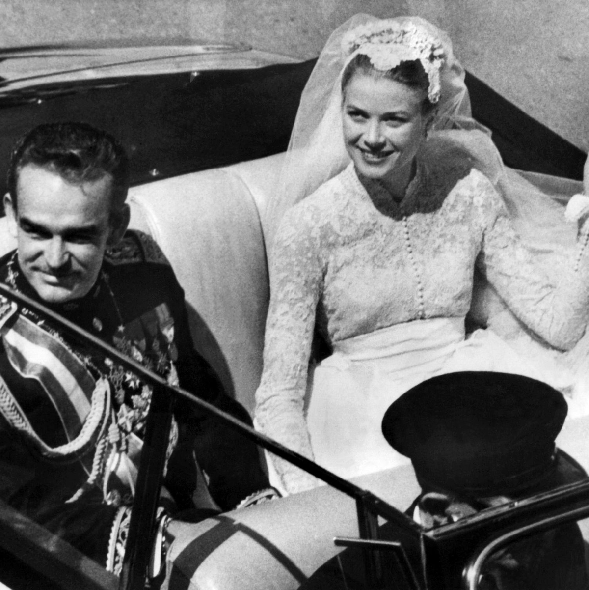 Fürst Rainier III. von Monaco und seine Braut, die US-amerikanische Filmschauspielerin Grace Kelly nach ihrer Hochzeit in Monte Carlo. - Foto: UPI/dpa