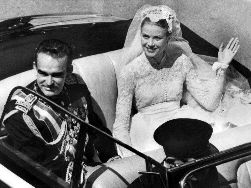Fürst Rainier III. von Monaco und seine Braut, die US-amerikanische Filmschauspielerin Grace Kelly nach ihrer Hochzeit in Monte Carlo. - Foto: UPI/dpa