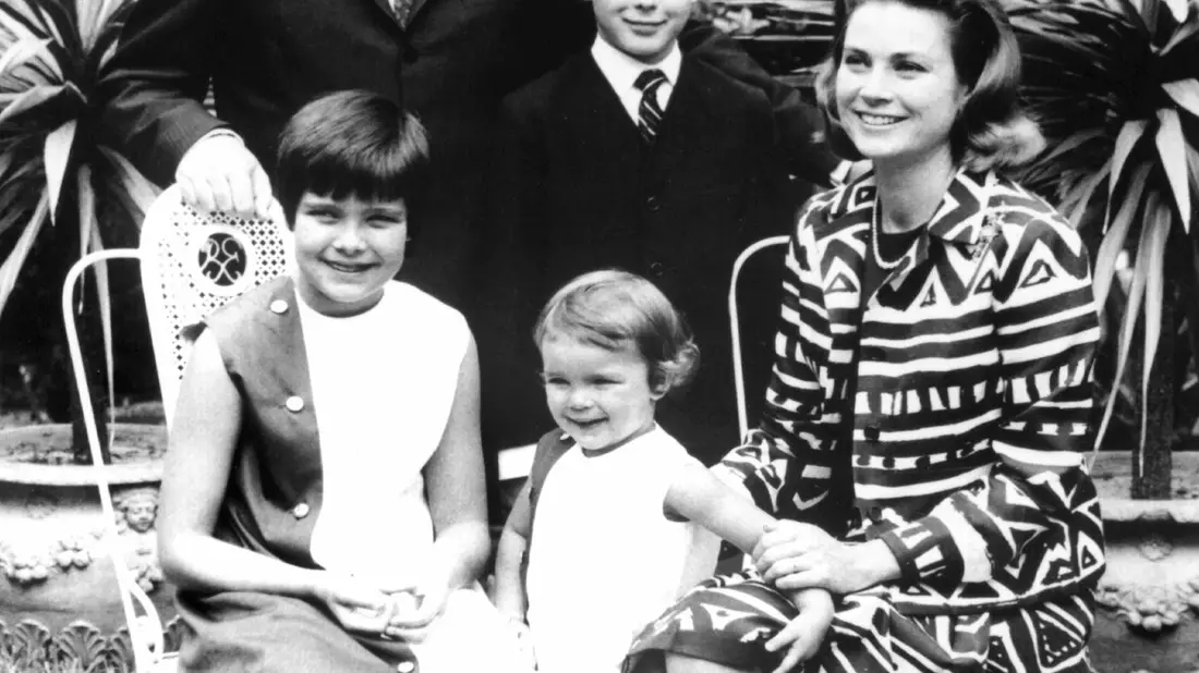 Fürst Rainier III. von Monaco, Fürstin Gracia Patricia, Prinzessin Caroline (l), Prinzessin Stephanie und Erbprinz Albert posieren im Garten des Fürstenpalastes. - Bild: Fischer/dpa