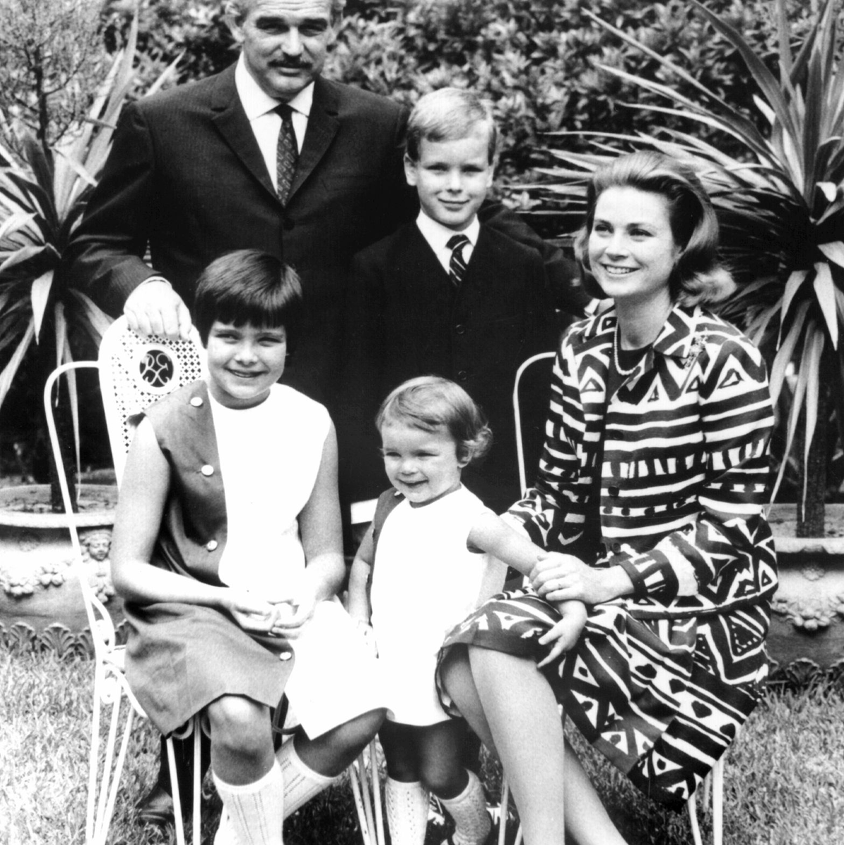 Fürst Rainier III. von Monaco, Fürstin Gracia Patricia, Prinzessin Caroline (l), Prinzessin Stephanie und Erbprinz Albert posieren im Garten des Fürstenpalastes. - Foto: Fischer/dpa