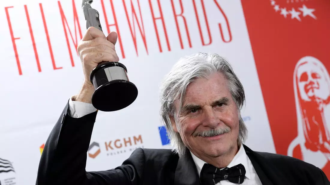 Der österreichische Schauspieler Peter Simonischek zeigt bei der Verleihung des 29. Europäischen Filmpreise seine Auszeichnung (2016). - Bild: Jacek Turczyk/PAP/epa/dpa
