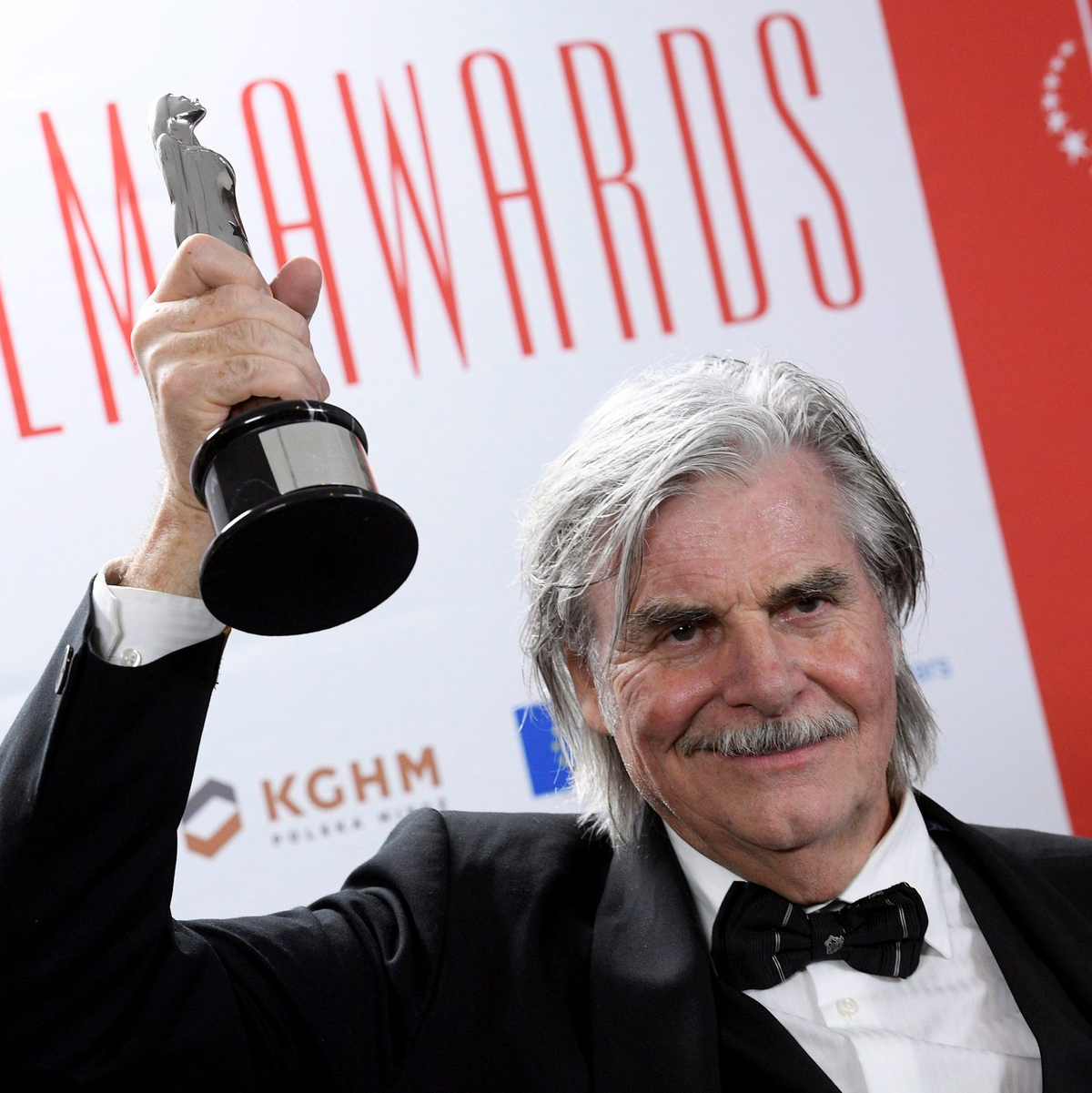 Der österreichische Schauspieler Peter Simonischek zeigt bei der Verleihung des 29. Europäischen Filmpreise seine Auszeichnung (2016). - Foto: Jacek Turczyk/PAP/epa/dpa