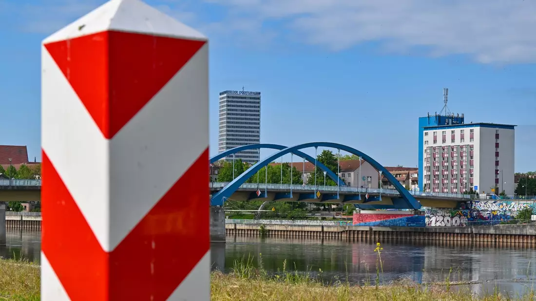 Der deutsch-polnische Grenzübergang in Frankfurt (Oder). Kommen hier stationäre Kontrollen der Bundespolizei? - Bild: Patrick Pleul/dpa