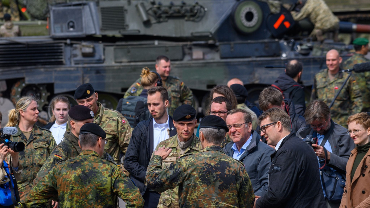 Bundesverteidigungsminister Boris Pistorius (SPD, 4.v.r) und sein dänischer Amtskollege Troels Lund Poulsen (3.v.r) sprechen mit Bundeswehrsoldaten. - Foto: Klaus-Dietmar Gabbert/dpa