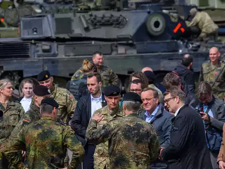 Bundesverteidigungsminister Boris Pistorius (SPD, 4.v.r) und sein dänischer Amtskollege Troels Lund Poulsen (3.v.r) sprechen mit Bundeswehrsoldaten. - Foto: Klaus-Dietmar Gabbert/dpa