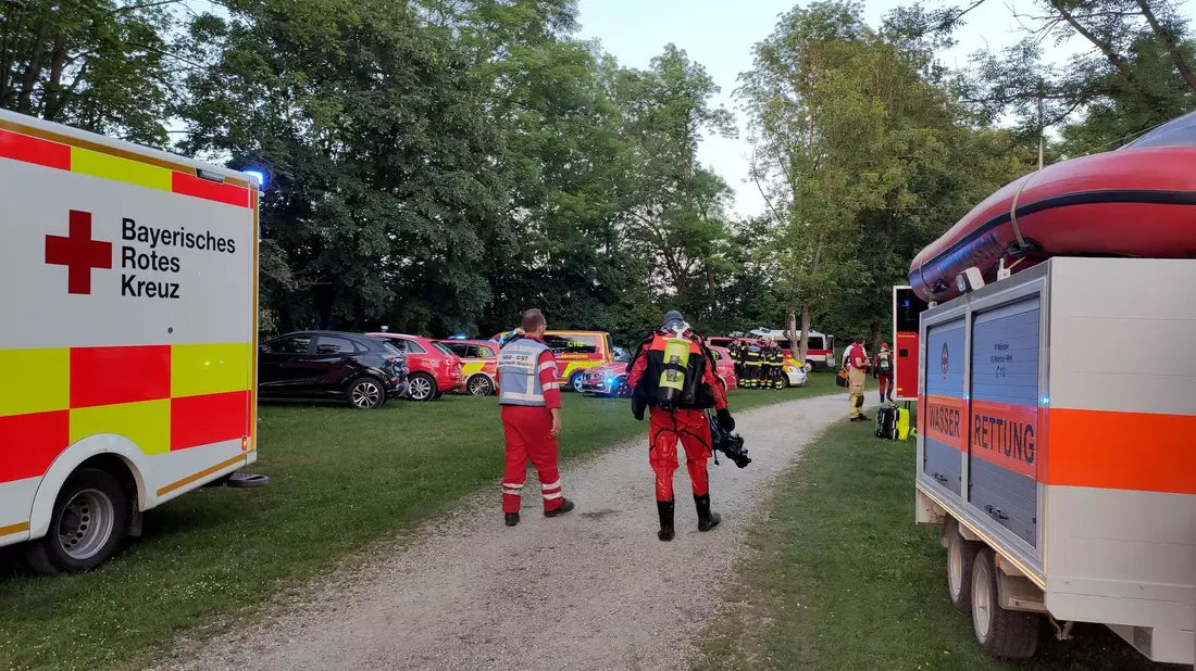 Rettungskräfte am Ufer des Unterschleißheimer Sees. - Bild: Wasserwacht München/dpa