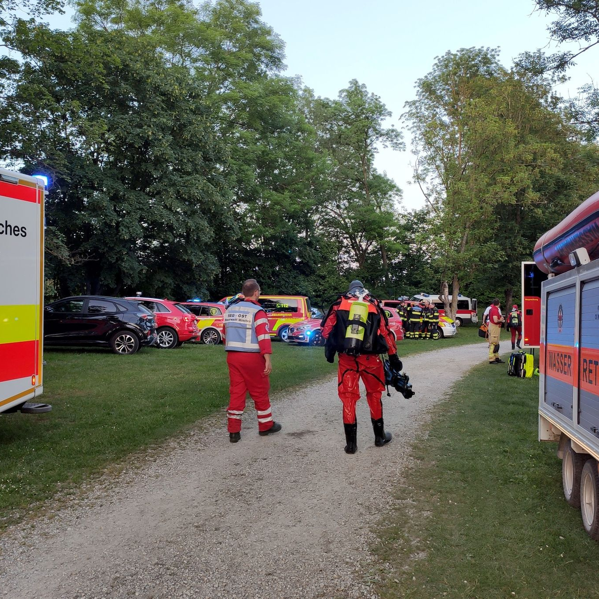 Rettungskräfte am Ufer des Unterschleißheimer Sees. - Foto: Wasserwacht München/dpa