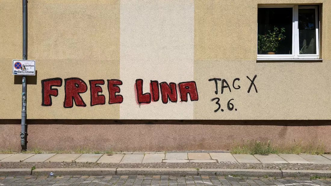 Ein Graffiti «Free Lina 3.6. Tag X» an einem Wohnhaus im Leipziger Süden. Die Polizei erwartet am Samstag den größten Einsatz seit zwei Jahren. - Bild: Jan Woitas/dpa