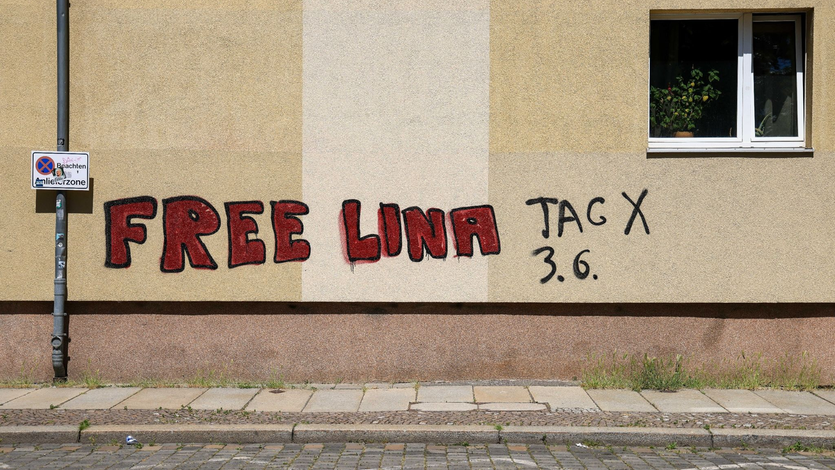 Ein Graffiti «Free Lina 3.6. Tag X» an einem Wohnhaus im Leipziger Süden. Die Polizei erwartet am Samstag den größten Einsatz seit zwei Jahren. - Foto: Jan Woitas/dpa