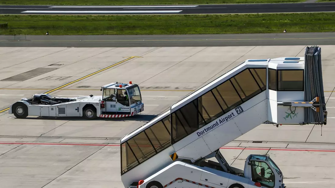 Am Flughafen Dortmund ist ein international gesuchter Mann gefasst worden, der einen anderen erstochen haben soll (Symbolbild). - Bild: Stephan Schütze/dpa