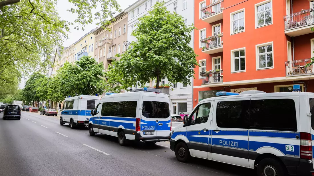 Die Polizei durchsuchte vergangene Woche 15 Wohnungen und Geschäftsräume der Letzten Generation. - Bild: Christoph Soeder/dpa