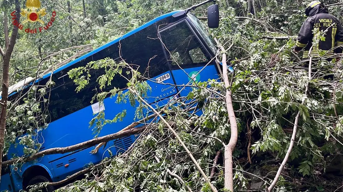 Bei einem Busunfall in Italien sind mindestens drei Menschen verletzt worden. - Bild: -/Vigili del Fuoco/dpa