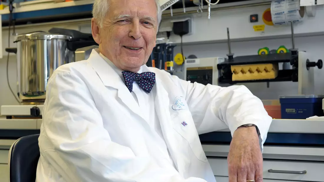 Der deutsche Krebsforscher Harald zur Hausen sitzt in einem Labor im Deutschen Krebsforschungszentrum (DKFZ) im Jahr 2008. - Bild: Ronald Wittek/dpa