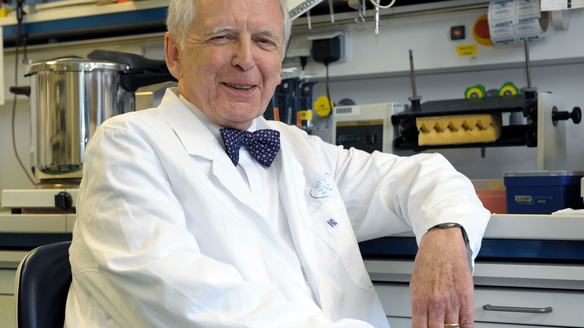 Der deutsche Krebsforscher Harald zur Hausen sitzt in einem Labor im Deutschen Krebsforschungszentrum (DKFZ) im Jahr 2008. - Foto: Ronald Wittek/dpa
