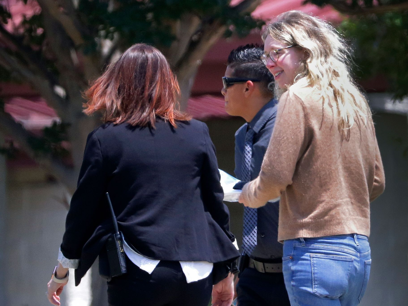 Die ehemalige Theranos-Chefin Elizabeth Holmes (r) wird in ein Bundesgefängnis für Frauen eskortiert. - Foto: Michael Wyke/AP/dpa