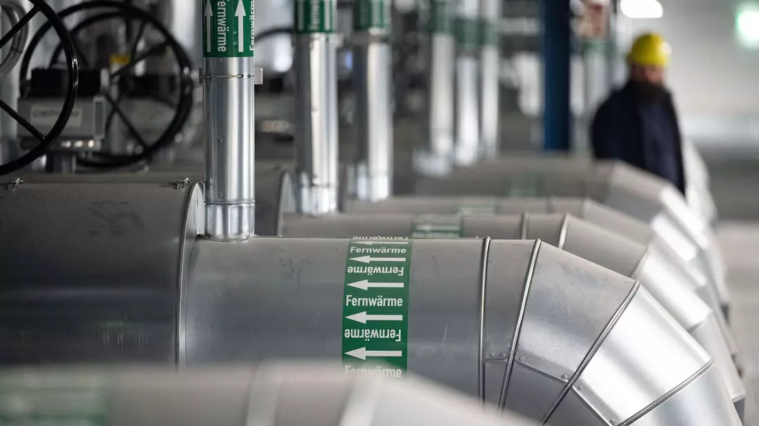 Leitungen sind in der Fernwärmeverteilerstation des Heizkraftwerk 3 Stuttgart-Gaisburg zu sehen - Bild: Marijan Murat/dpa/Symbolbild