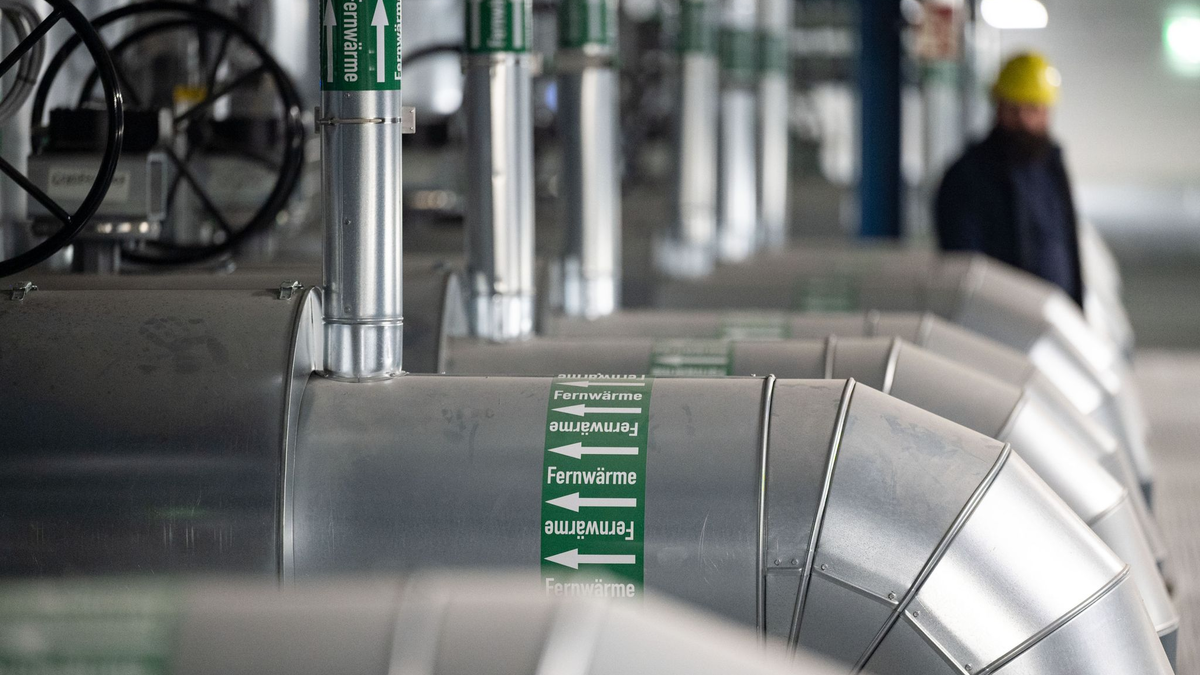 Leitungen sind in der Fernwärmeverteilerstation des Heizkraftwerk 3 Stuttgart-Gaisburg zu sehen - Foto: Marijan Murat/dpa/Symbolbild