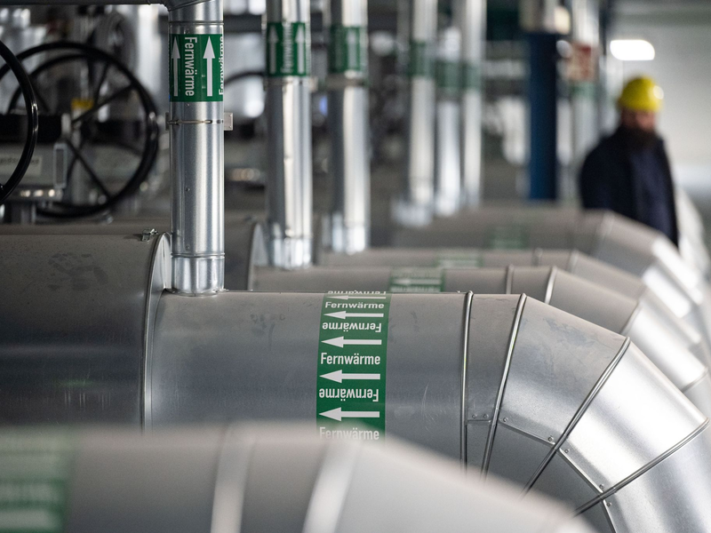 Leitungen sind in der Fernwärmeverteilerstation des Heizkraftwerk 3 Stuttgart-Gaisburg zu sehen - Foto: Marijan Murat/dpa/Symbolbild