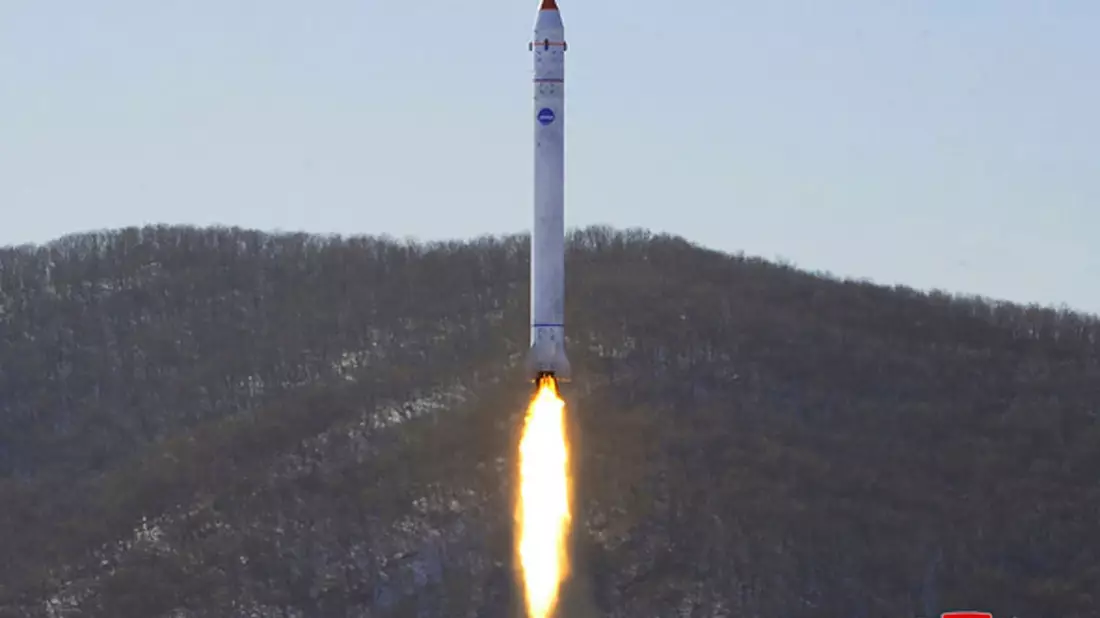 Dieses Foto zeigt angeblich den Test einer Rakete mit einem Testsatelliten auf dem Sohae-Satellitenstartplatz in Nordkorea. Das Bild wurde von der staatlichen Nachrichtenagentur KCNA zur Verfügung gestellt, sein Inhalt kann nicht unabhängig verifiziert werden. - Bild: Uncredited/KCNA via KNS/AP