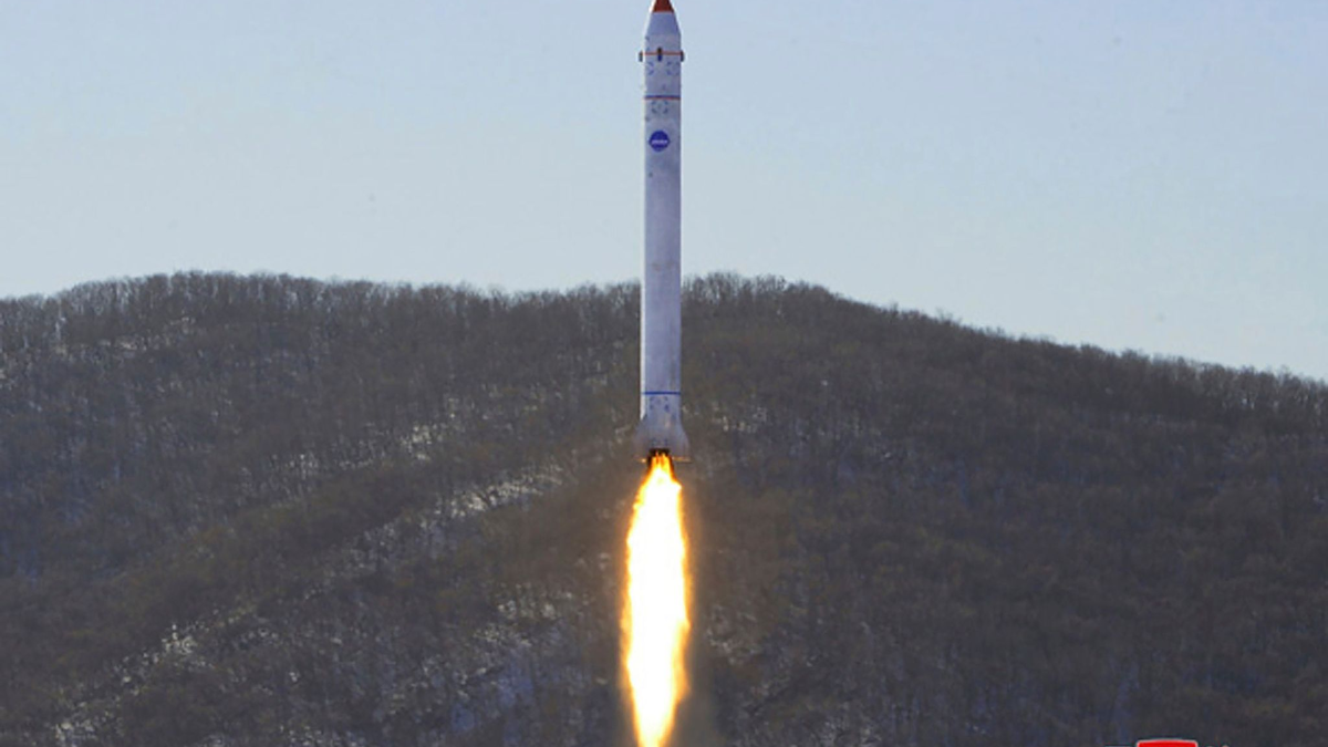 Dieses Foto zeigt angeblich den Test einer Rakete mit einem Testsatelliten auf dem Sohae-Satellitenstartplatz in Nordkorea. Das Bild wurde von der staatlichen Nachrichtenagentur KCNA zur Verfügung gestellt, sein Inhalt kann nicht unabhängig verifiziert werden. - Foto: Uncredited/KCNA via KNS/AP