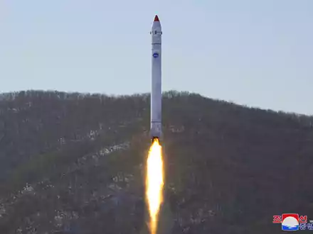 Dieses Foto zeigt angeblich den Test einer Rakete mit einem Testsatelliten auf dem Sohae-Satellitenstartplatz in Nordkorea. Das Bild wurde von der staatlichen Nachrichtenagentur KCNA zur Verfügung gestellt, sein Inhalt kann nicht unabhängig verifiziert werden. - Foto: Uncredited/KCNA via KNS/AP
